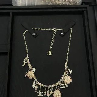 Chanel Multi-Charm قلادة لؤلؤ زهرية