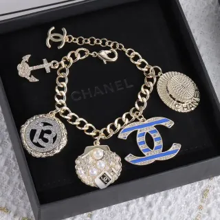 Chanel 多 charm 金色珐琅珍珠手链