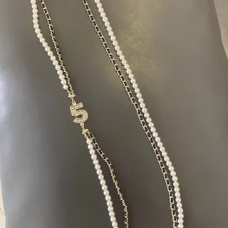 Chanel No. 5 قلادة لؤلؤ و سلسلة مزدوجة السلاسل