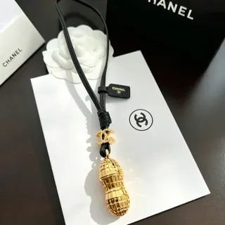 Chanel Peanut Charm جلد أسود ذهبي قلادة