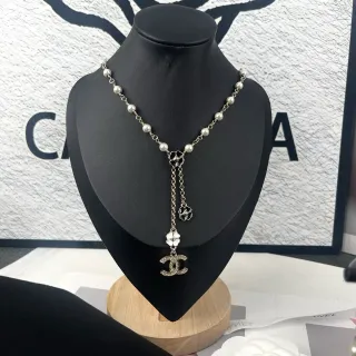 Chanel لؤلؤ و CC Logo كاميليا كولار لاريت