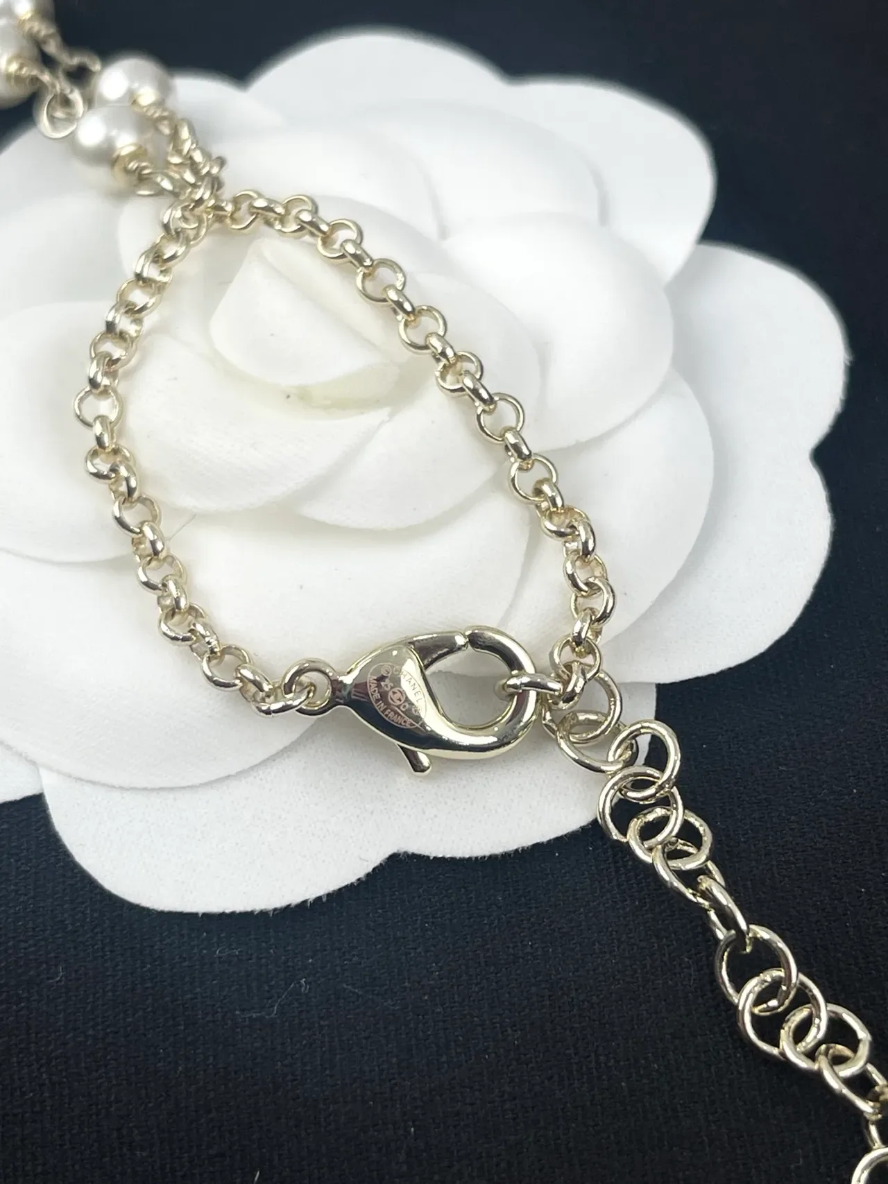 Chanel मोती और CC Logo Camellia लारियेट नेकलेस 2