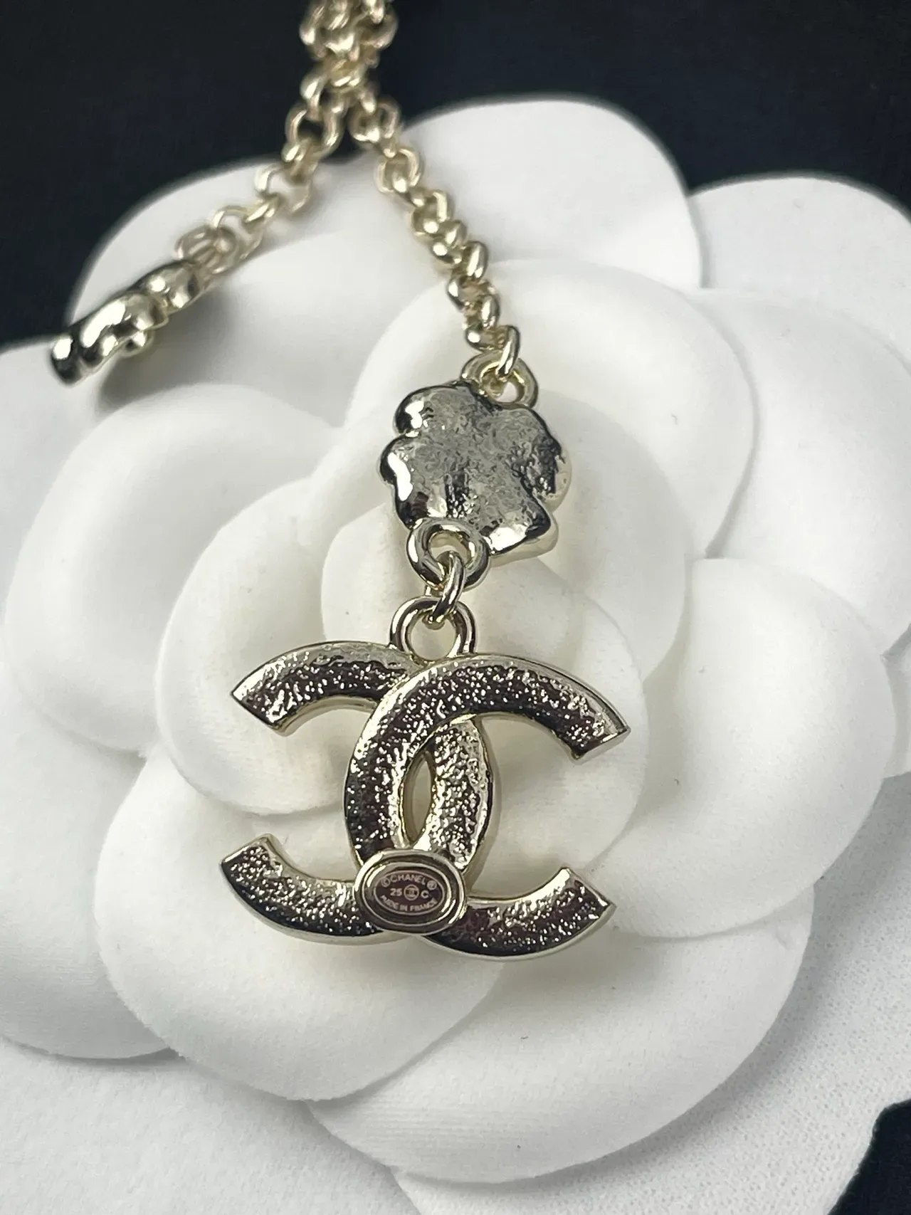 Chanel मोती और CC Logo Camellia लारियेट नेकलेस 3