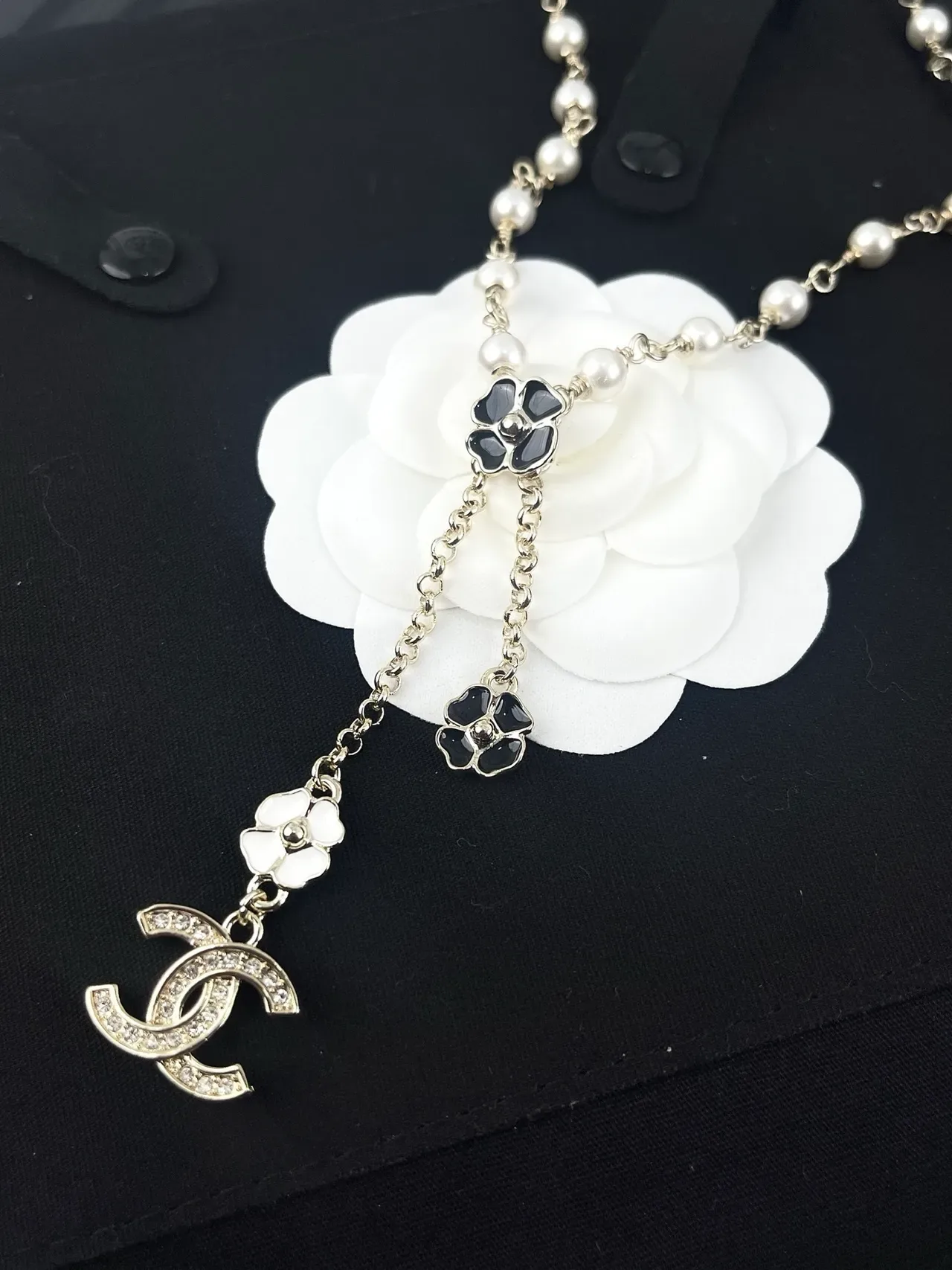 Chanel मोती और CC Logo Camellia लारियेट नेकलेस 4
