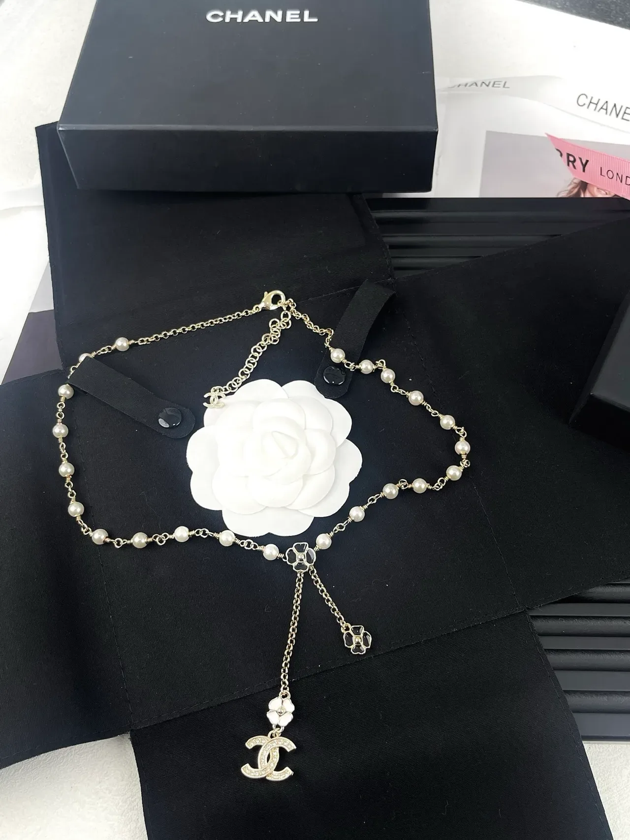 Chanel मोती और CC Logo Camellia लारियेट नेकलेस 5
