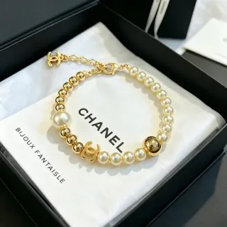 Chanel Bracelete pérolas e charm CC dourado