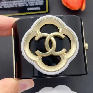 Chanel Quatrefoil CC Black Gold Glossy Lacquer White Resin Frame Handbag