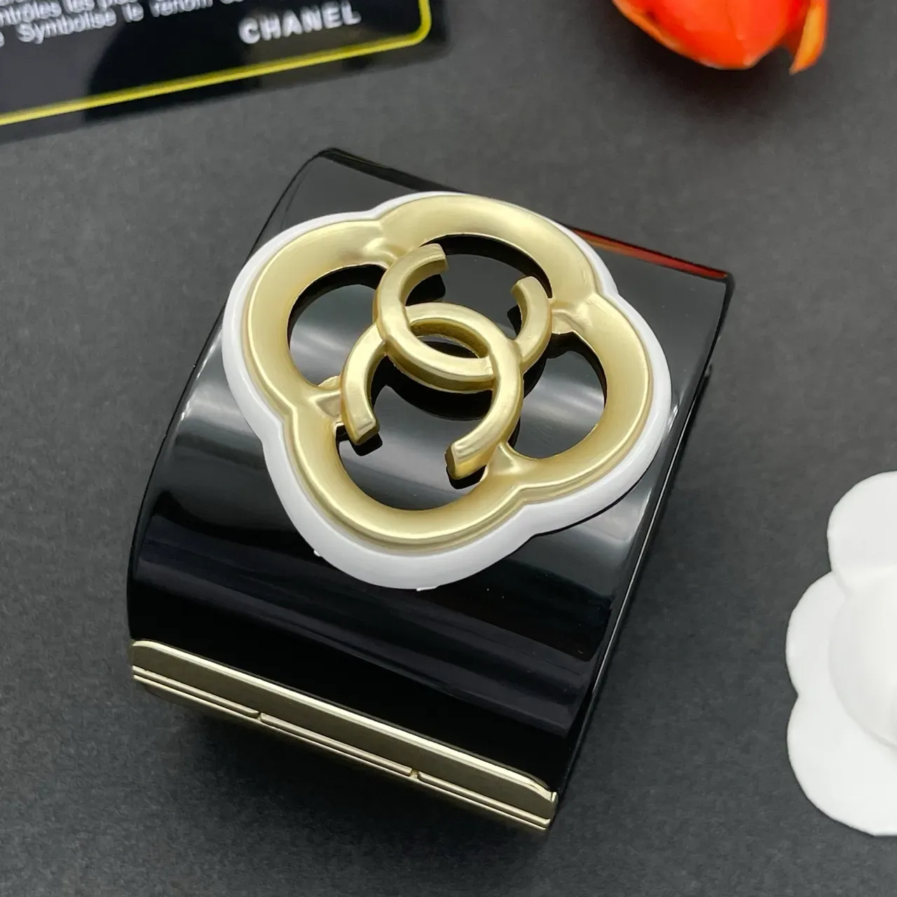 Chanel Quatrefoil CC Bolsa Preto Dourado Verniz Brilhante Moldura de Resina Branca 6