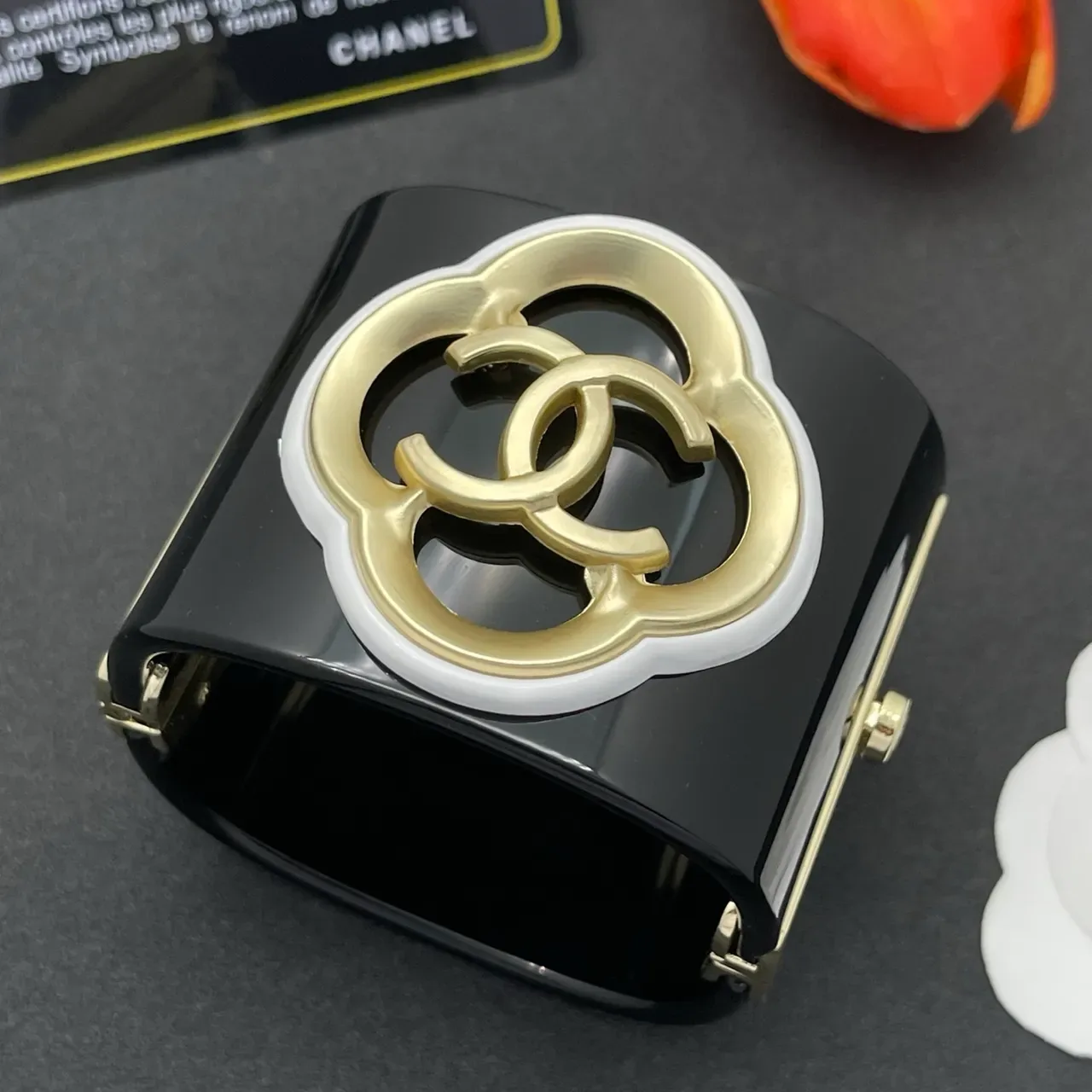 Chanel Quatrefoil CC Bolsa Preto Dourado Verniz Brilhante Moldura de Resina Branca 7