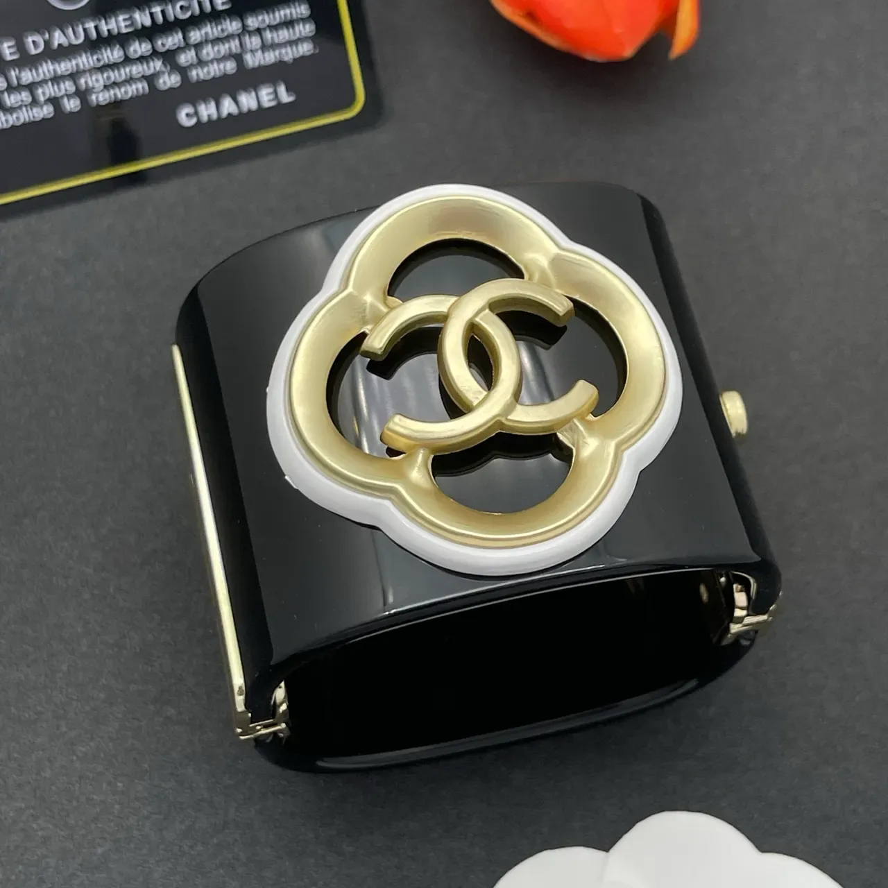 Chanel Quatrefoil CC Bolsa Preto Dourado Verniz Brilhante Moldura de Resina Branca 8