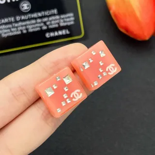 Chanel Brincos Quadrados de Resina com Pirâmides Studded CC Logo
