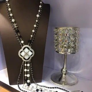 Chanel أبيض أسود رباعي الأوراق معلق متعدد السلاسل طبقات
