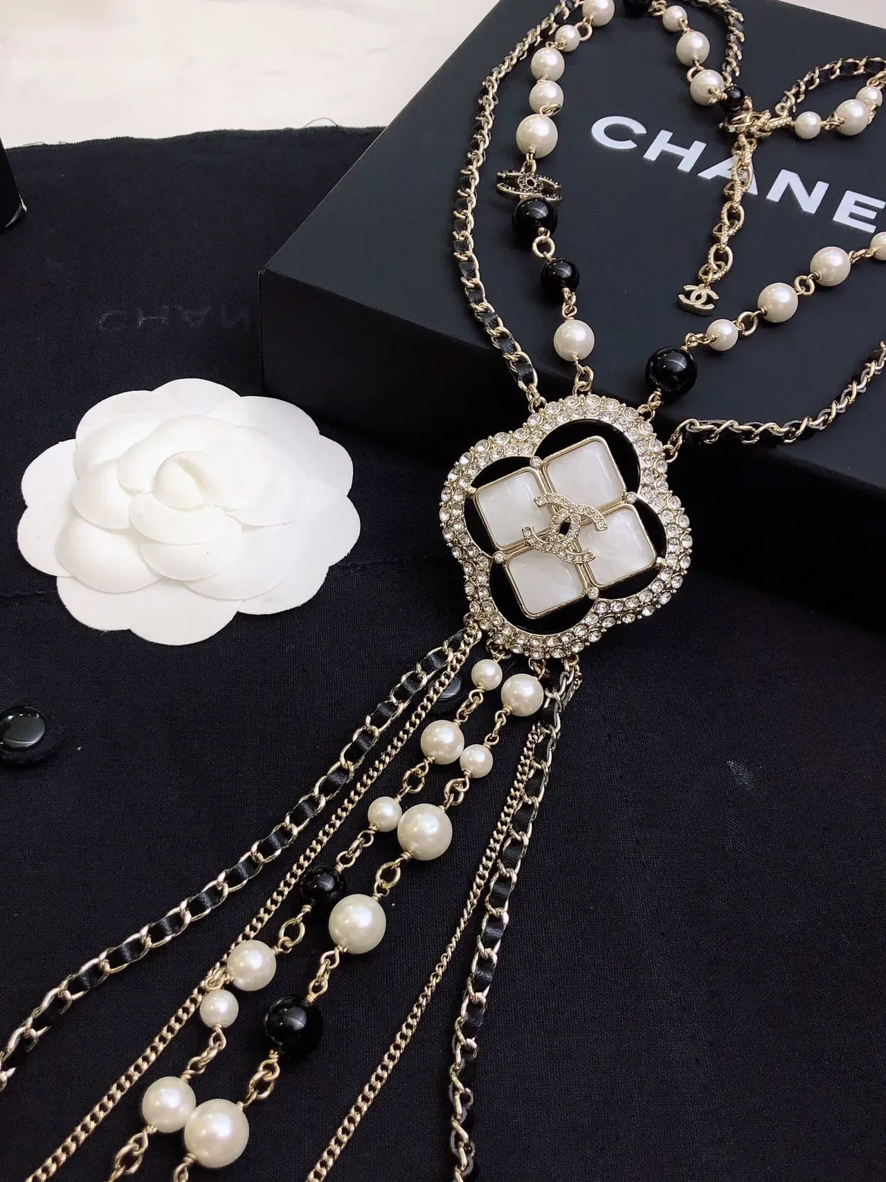 Collar Chanel Blanco Negro Quatrefoil Cadena Múltiple En Capas 3