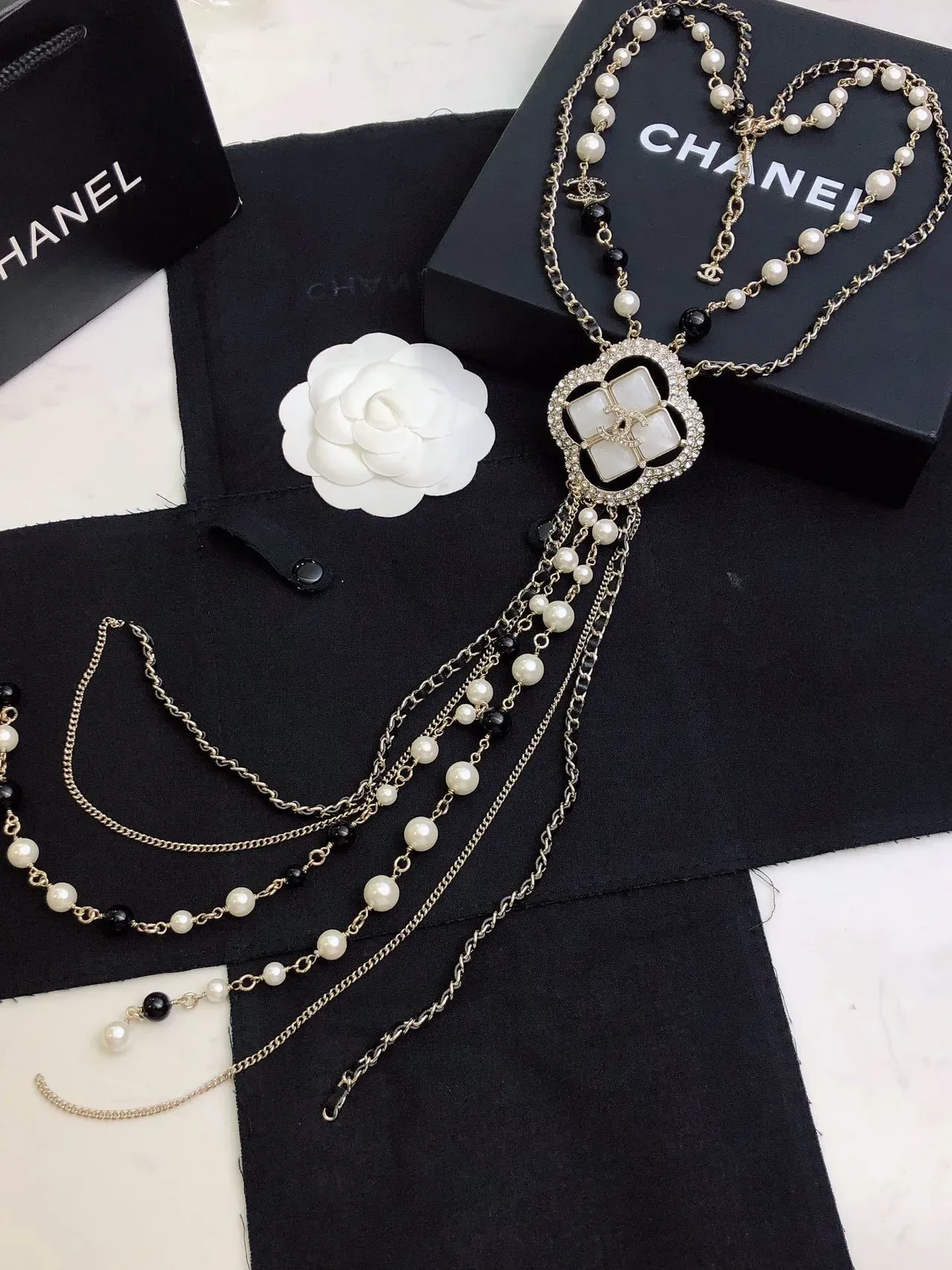Collar Chanel Blanco Negro Quatrefoil Cadena Múltiple En Capas 5