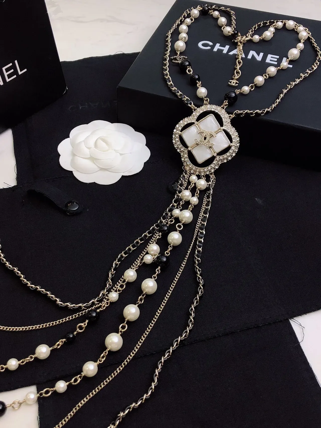 Collar Chanel Blanco Negro Quatrefoil Cadena Múltiple En Capas 6