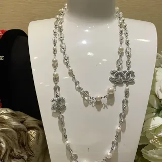Chanel قلادة لؤلؤ وكريستال أبيض فضي دبل ستراند