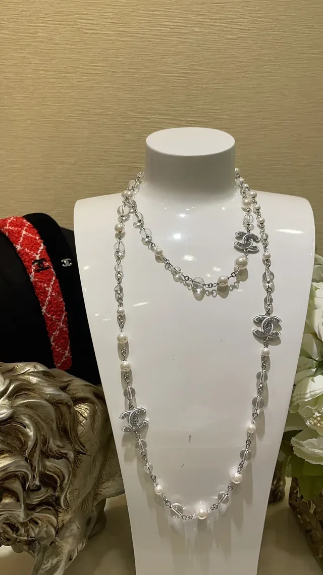 Chanel Collar de perlas y cristales blancos y plateados de doble cadena 3