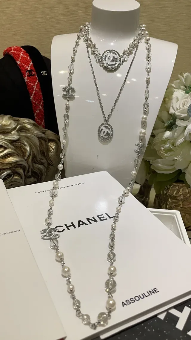 Chanel Collar de perlas y cristales blancos y plateados de doble cadena 4