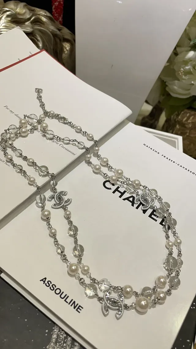 Chanel Collar de perlas y cristales blancos y plateados de doble cadena 5