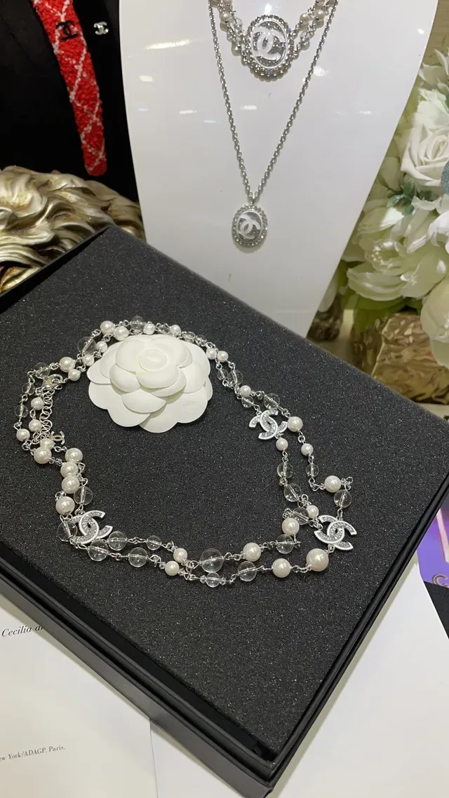 Chanel Collar de perlas y cristales blancos y plateados de doble cadena 6