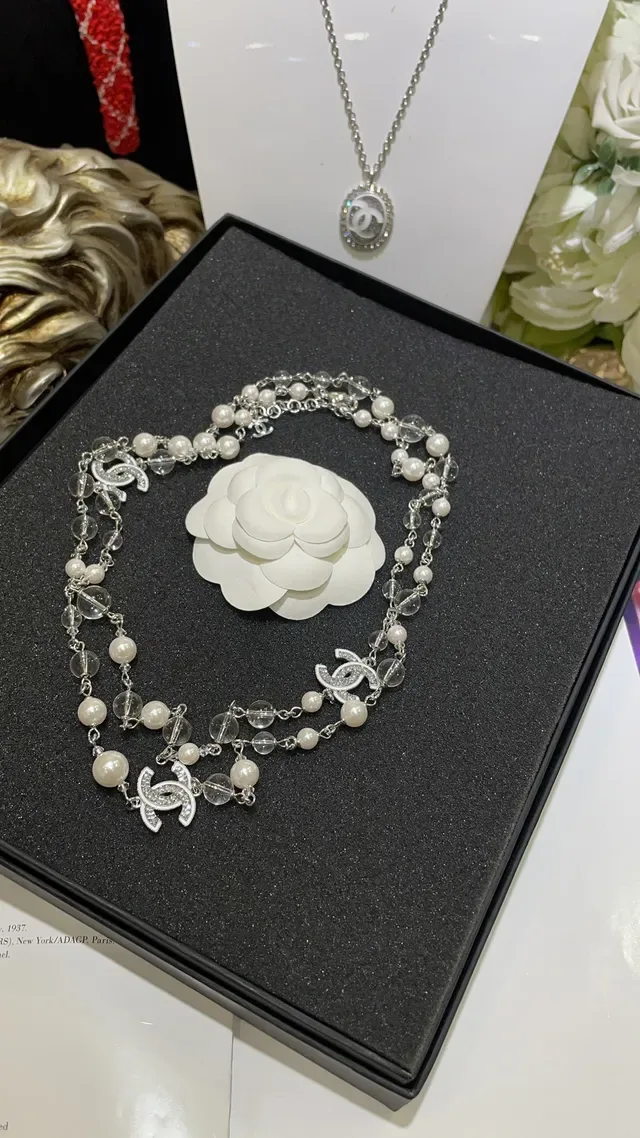 Chanel Collar de perlas y cristales blancos y plateados de doble cadena 7