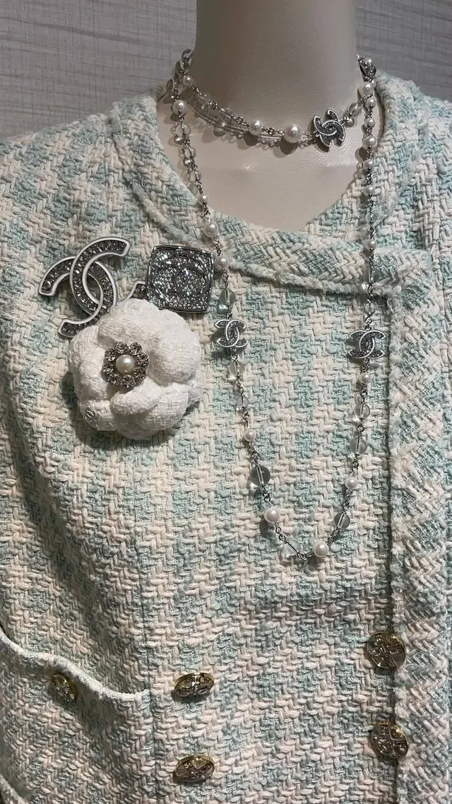 Chanel Collar de perlas y cristales blancos y plateados de doble cadena 8