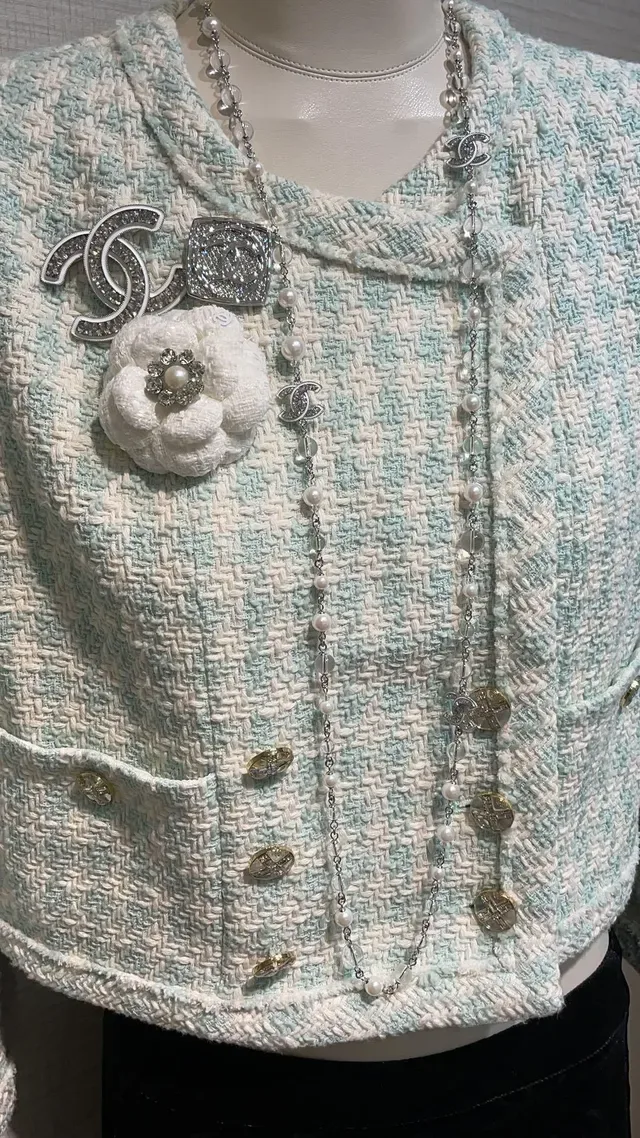 Chanel Collar de perlas y cristales blancos y plateados de doble cadena 9