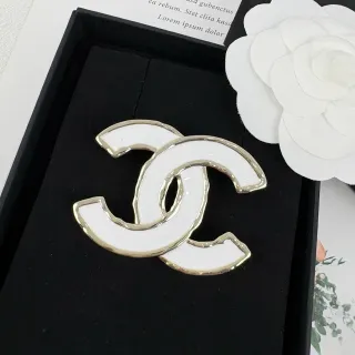 Chanel सफेद चांदी एनामेल भरा इंटरलॉकिंग CC लोगो ब्रोच