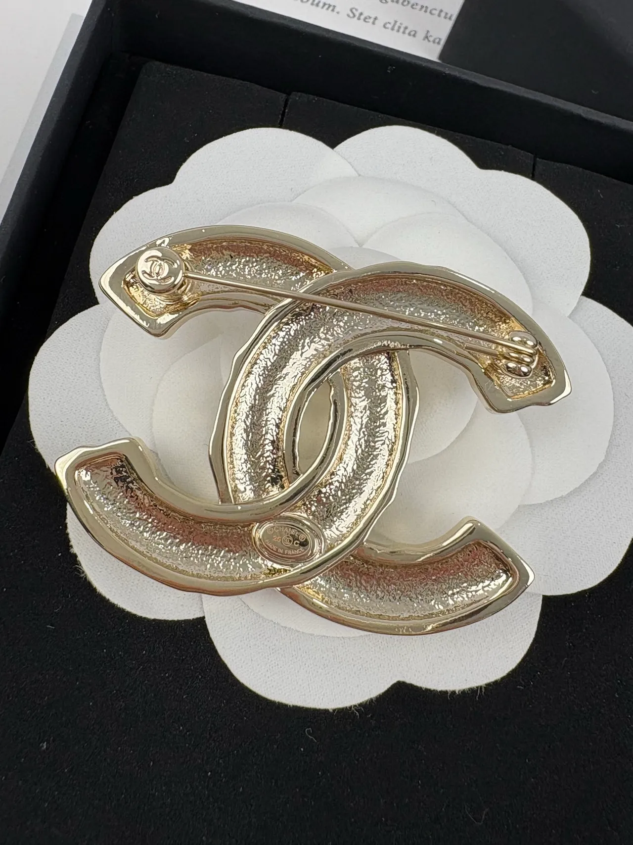 Chanel सफेद चांदी एनामेल भरा इंटरलॉकिंग CC लोगो ब्रोच 2