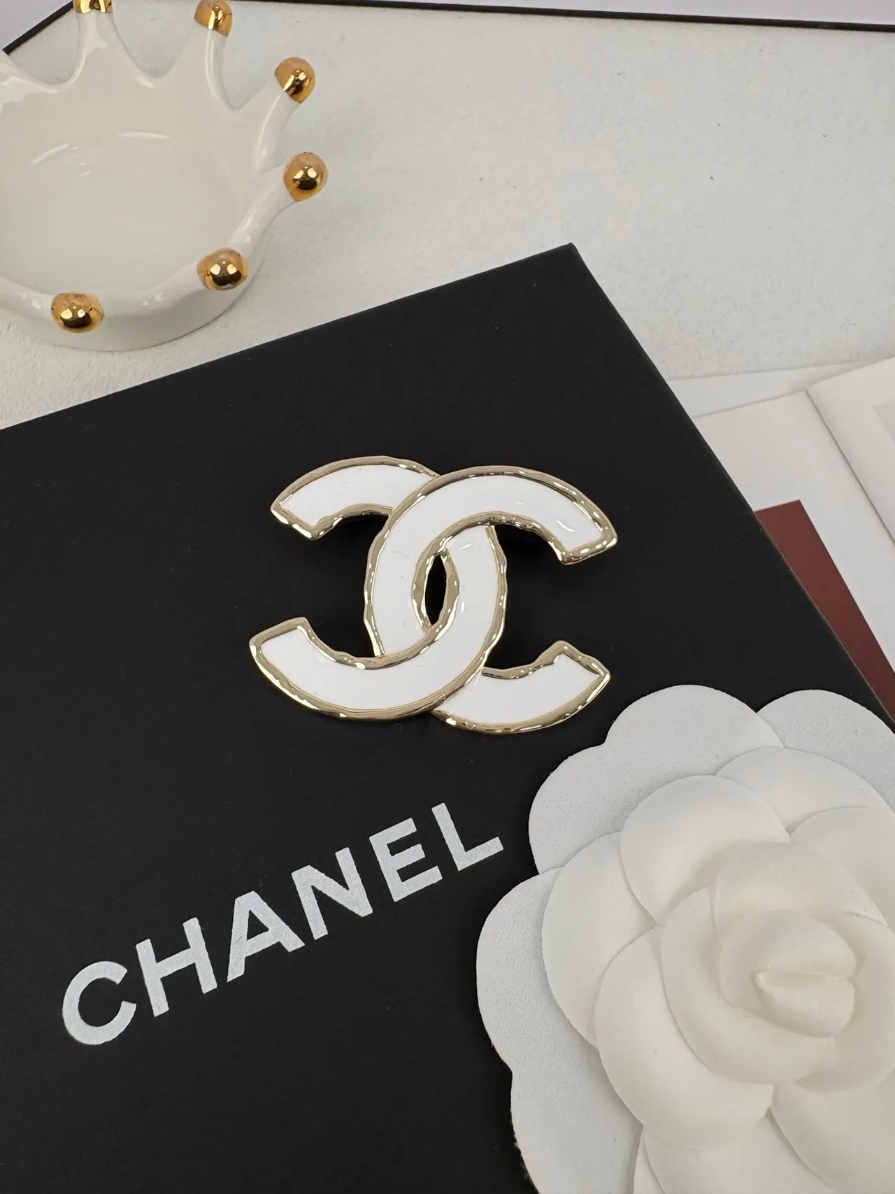 Chanel सफेद चांदी एनामेल भरा इंटरलॉकिंग CC लोगो ब्रोच 3
