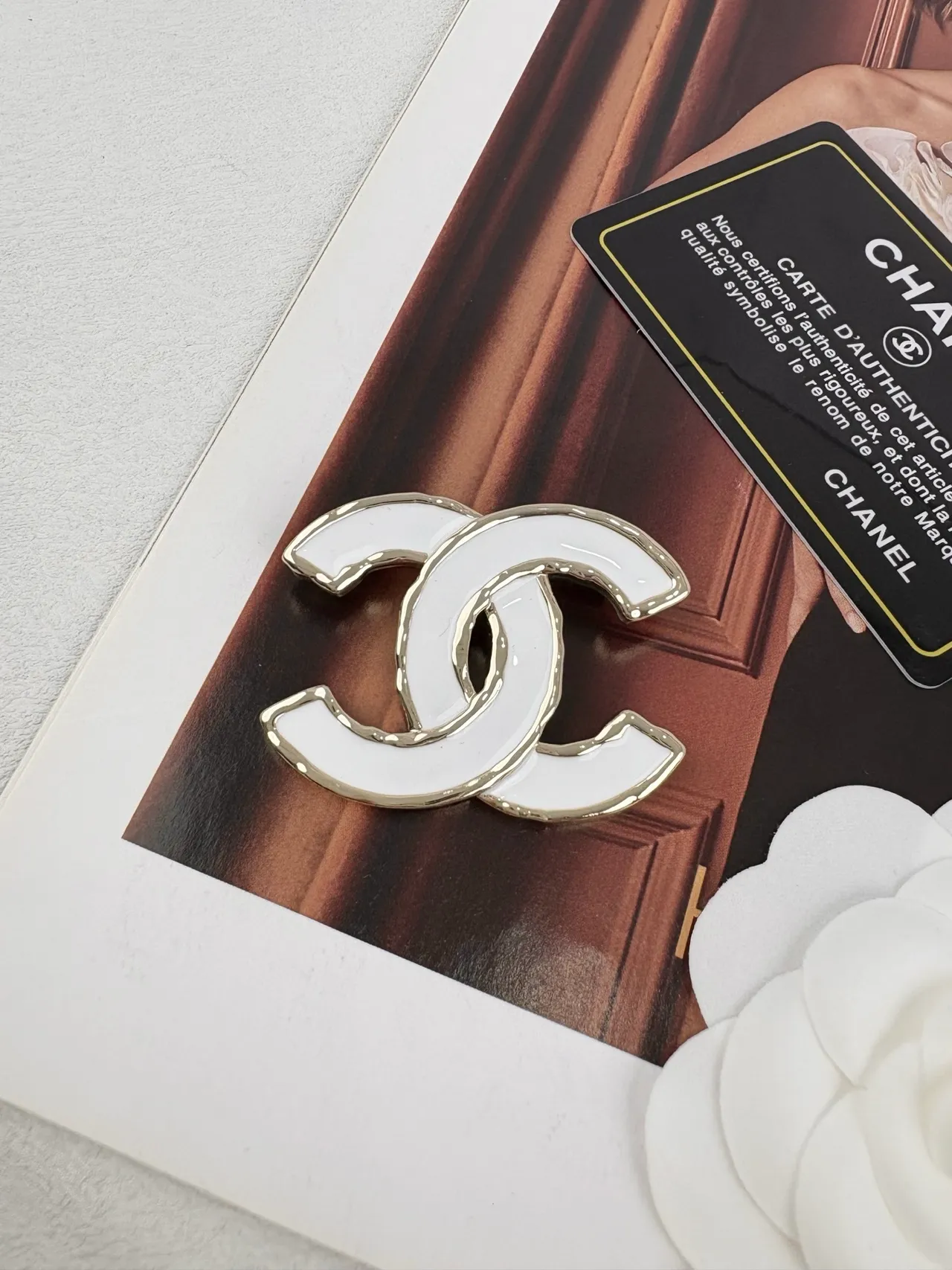 Chanel सफेद चांदी एनामेल भरा इंटरलॉकिंग CC लोगो ब्रोच 4