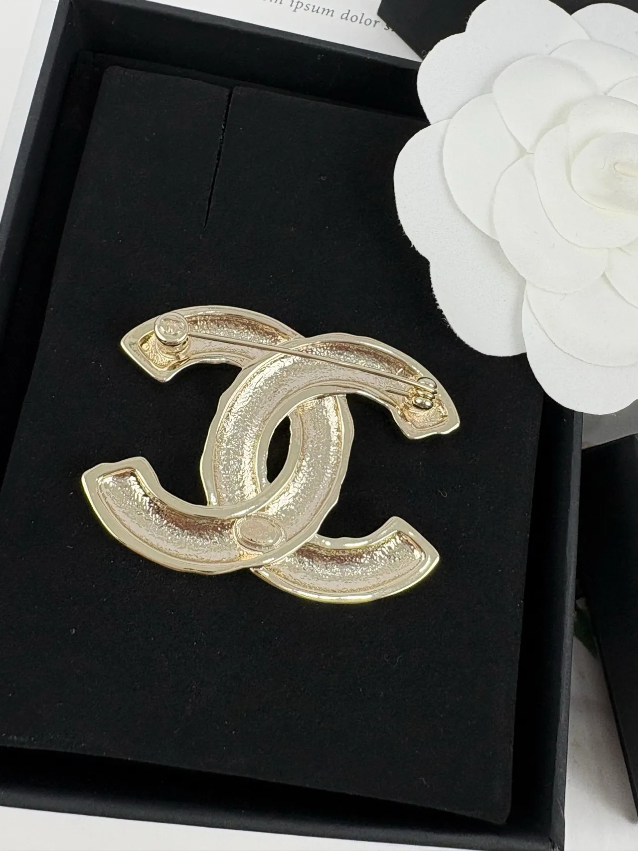 Chanel सफेद चांदी एनामेल भरा इंटरलॉकिंग CC लोगो ब्रोच 5