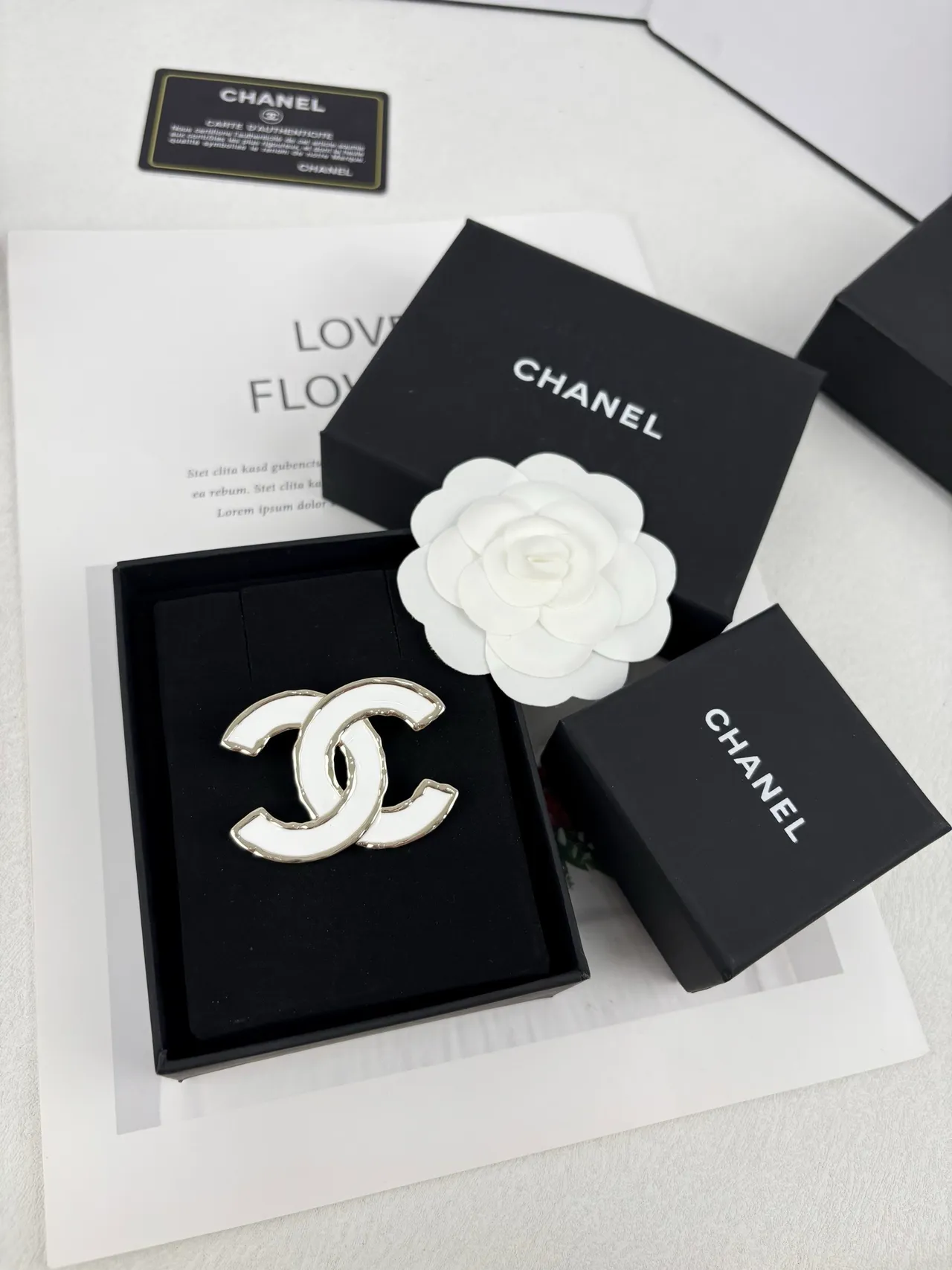 Chanel सफेद चांदी एनामेल भरा इंटरलॉकिंग CC लोगो ब्रोच 6