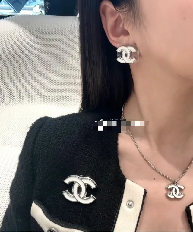 Chanel सफेद चांदी एनामेल भरा इंटरलॉकिंग CC लोगो ब्रोच 7