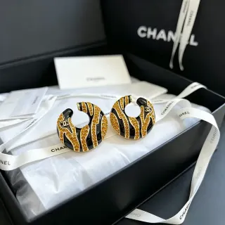 Chanel أقراط دائرية بزيبرا وكريستال ومينا أسود