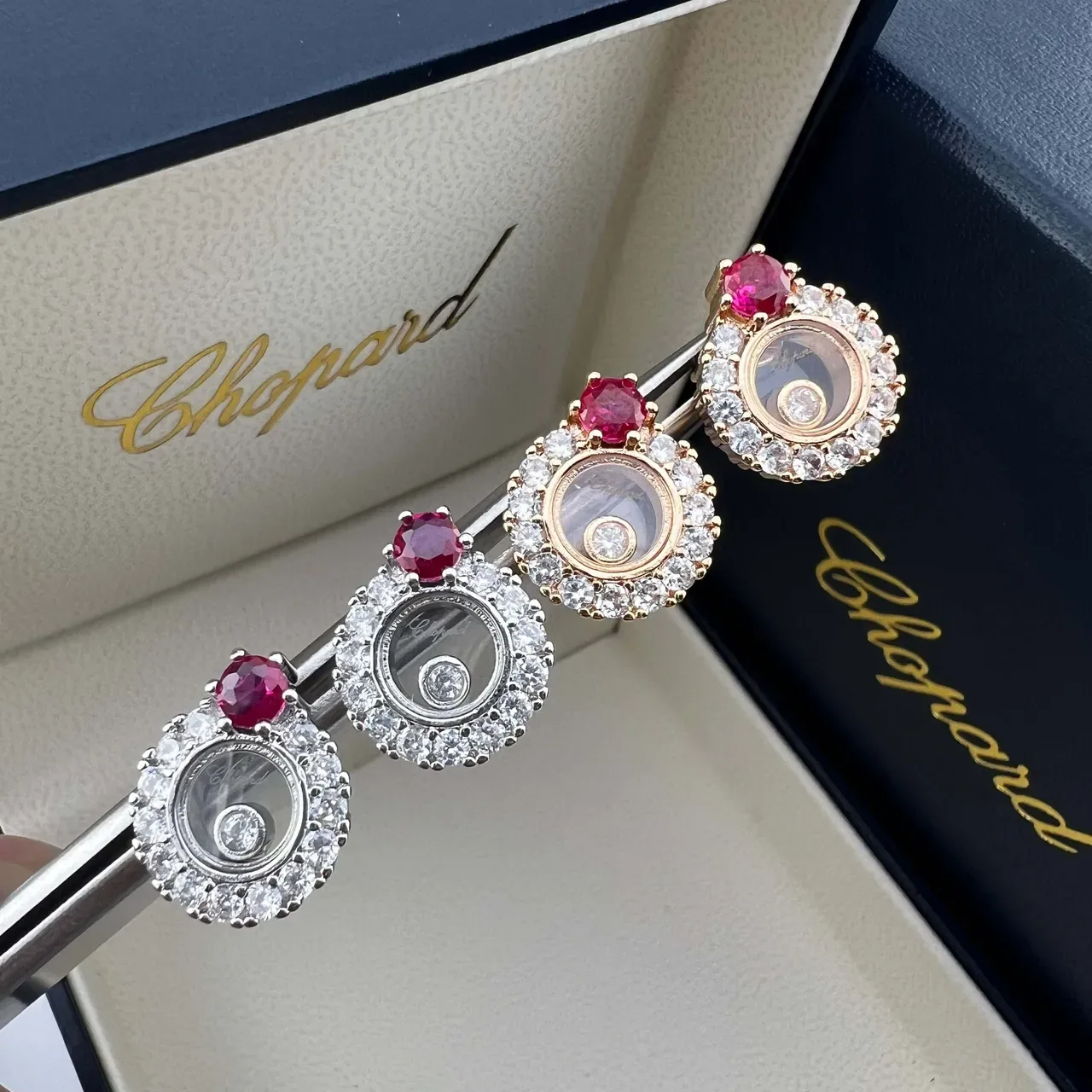 Chopard Happy Diamonds रूबी और डायमंड पावे स्टड ईयररिंग्स 3