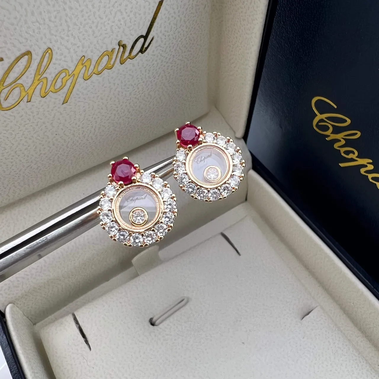 Chopard Happy Diamonds रूबी और डायमंड पावे स्टड ईयररिंग्स 4