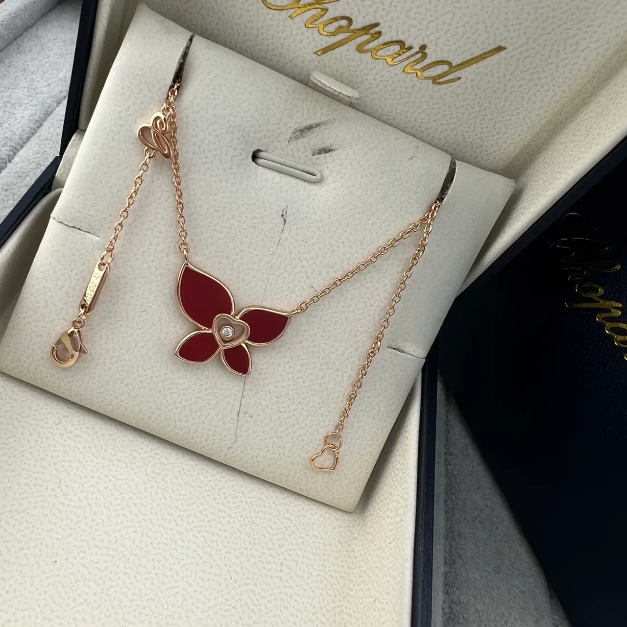 Chopard Pendentif émaillé en forme de fleur rouge argenté avec accent de diamant centré sur le cœur 4