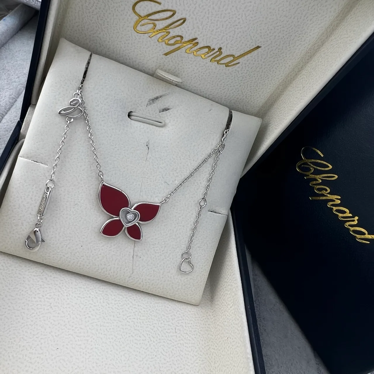 Chopard Pendentif émaillé en forme de fleur rouge argenté avec accent de diamant centré sur le cœur 5