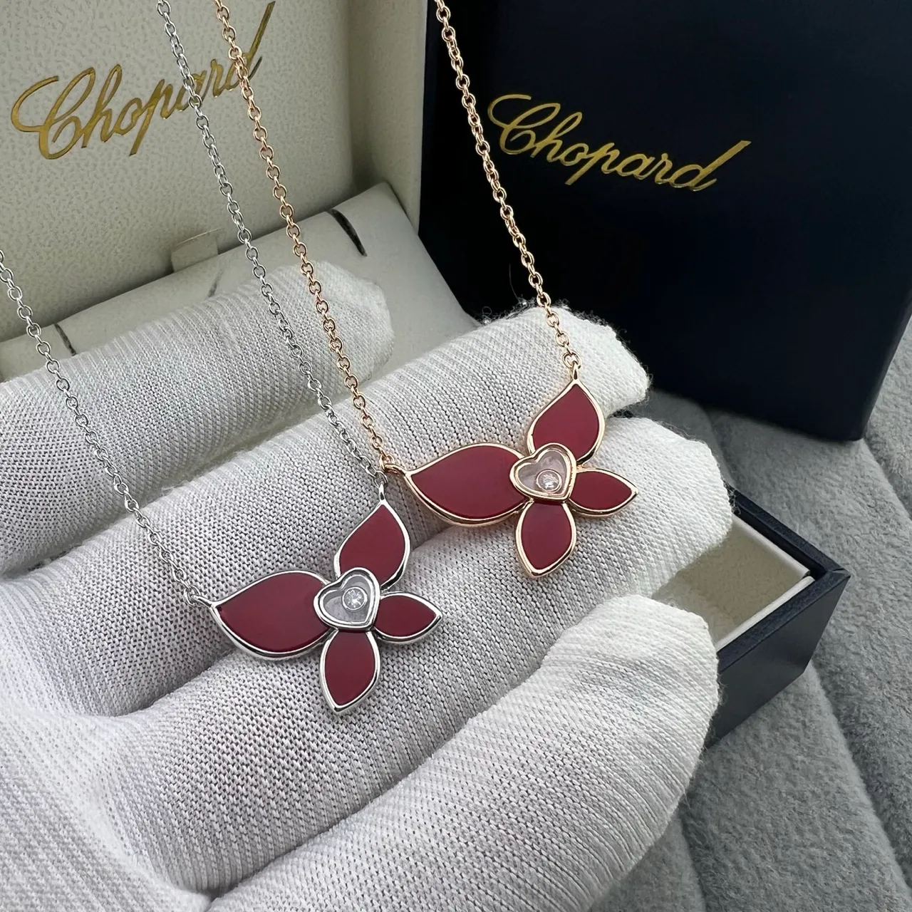 Chopard Pendentif émaillé en forme de fleur rouge argenté avec accent de diamant centré sur le cœur 6