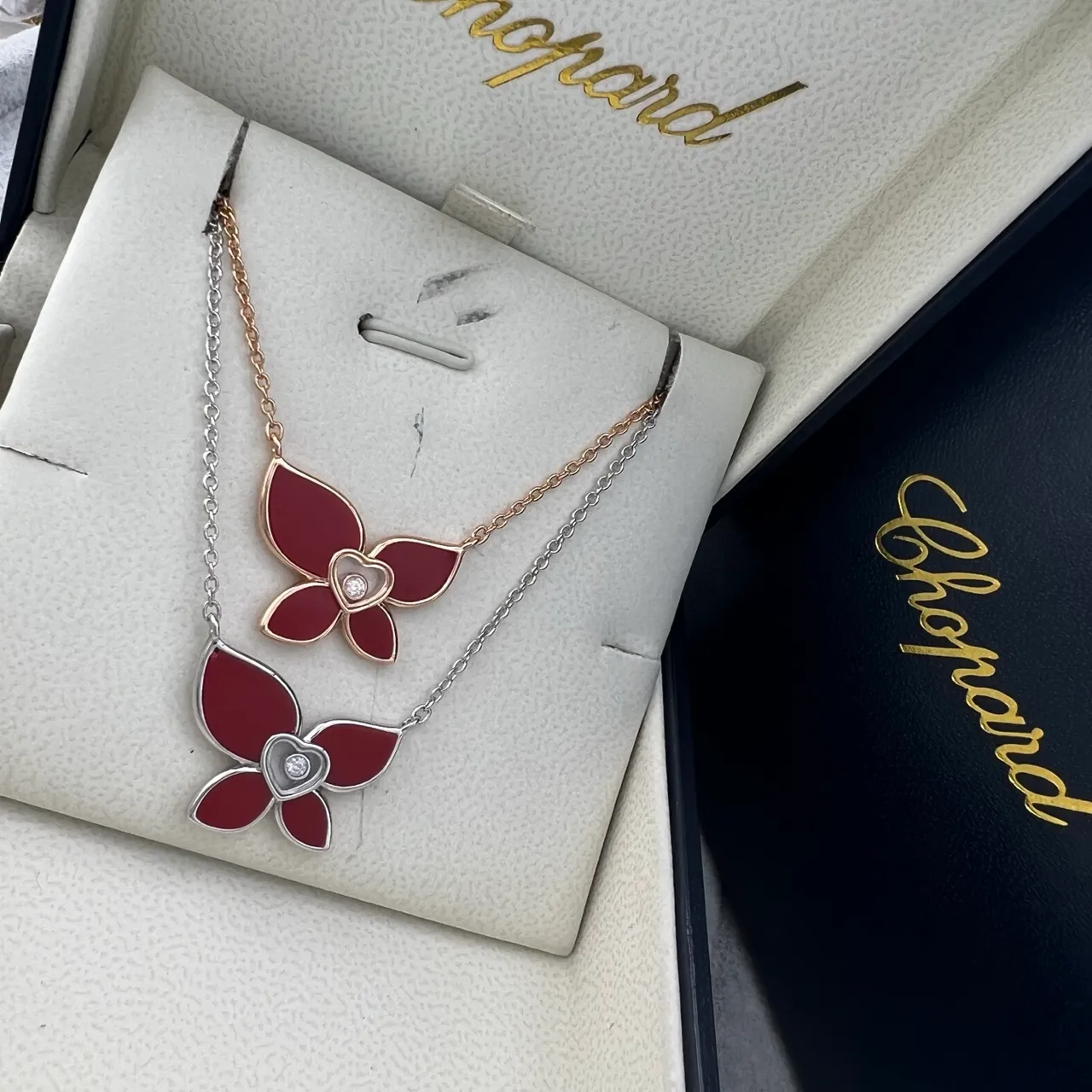 Chopard Pendentif émaillé en forme de fleur rouge argenté avec accent de diamant centré sur le cœur 7