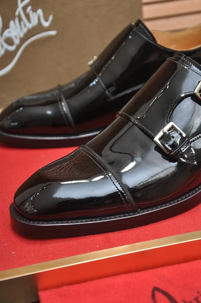 Christian Louboutin डबल मॉन्क स्ट्रैप चमकदार काला पेटेंट लेदर मॉन्क जूते 2