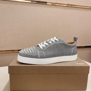 Christian Louboutin Louis Junior Spikes Gris Blanc Carreaux Tige Textile Clous Coniques Argentés À l'orteil Sneakers Lifestyle