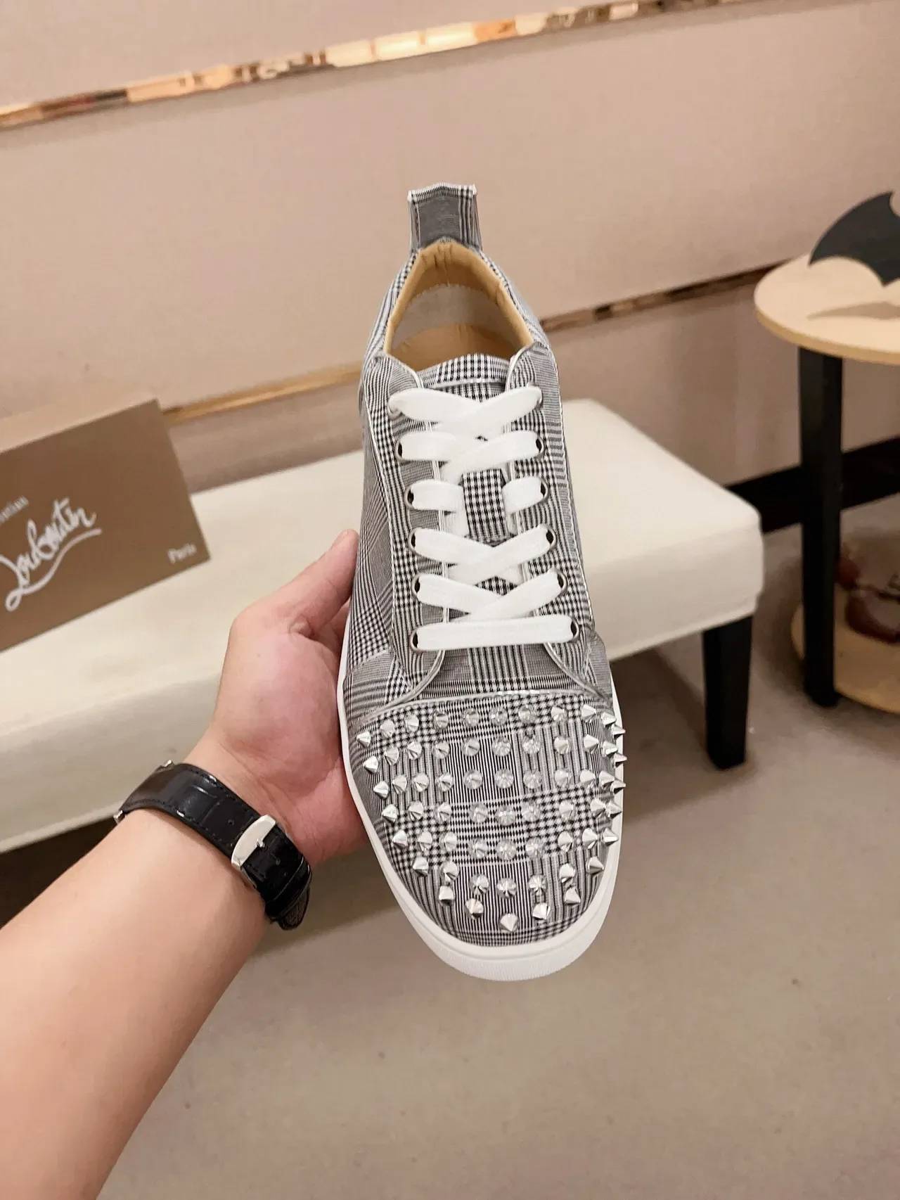 Christian Louboutin Louis Junior Spikes Gris Blanc Carreaux Tige Textile Clous Coniques Argentés À l'orteil Sneakers Lifestyle 2