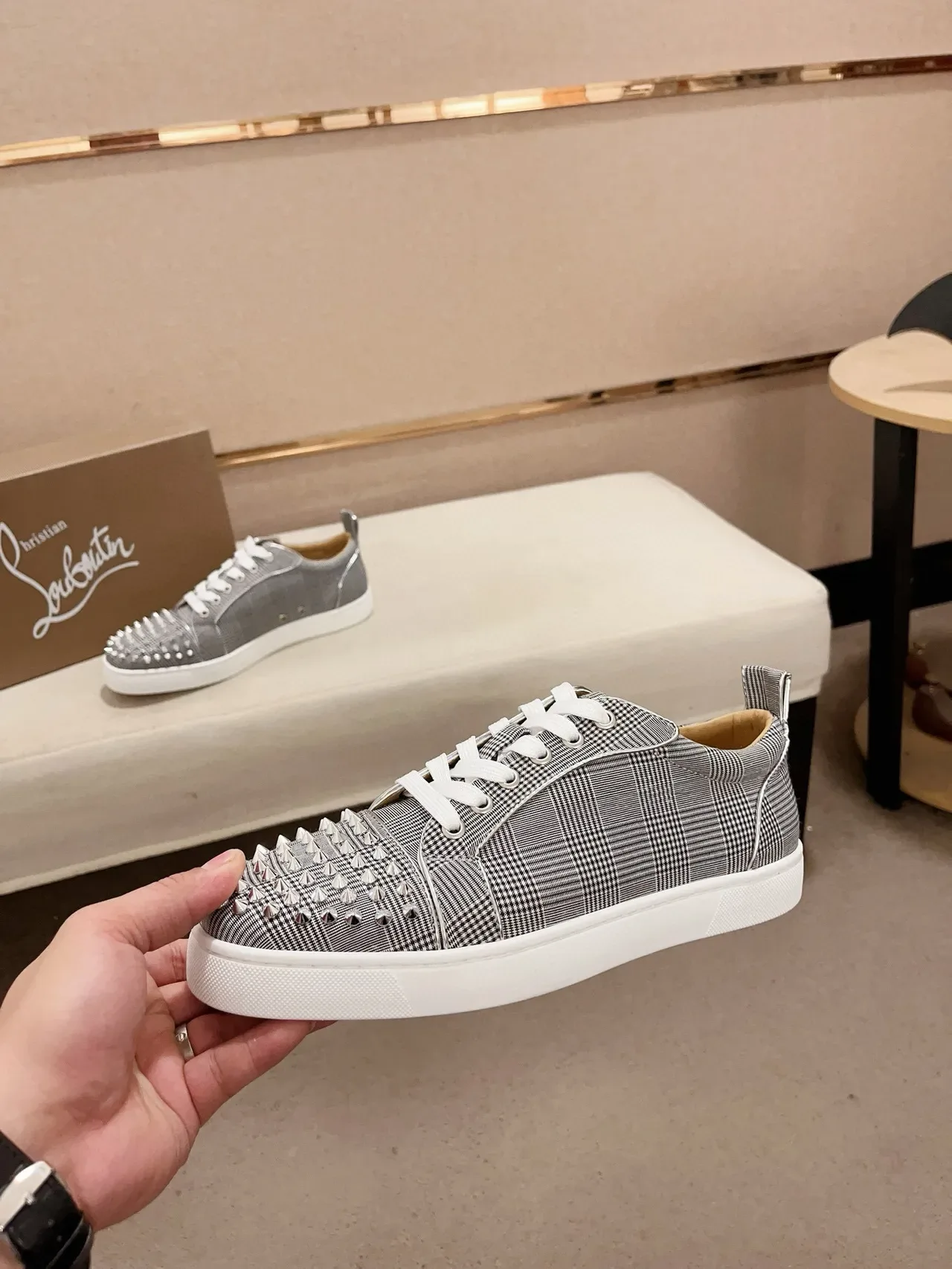 Christian Louboutin Louis Junior Spikes Gris Blanc Carreaux Tige Textile Clous Coniques Argentés À l'orteil Sneakers Lifestyle 3