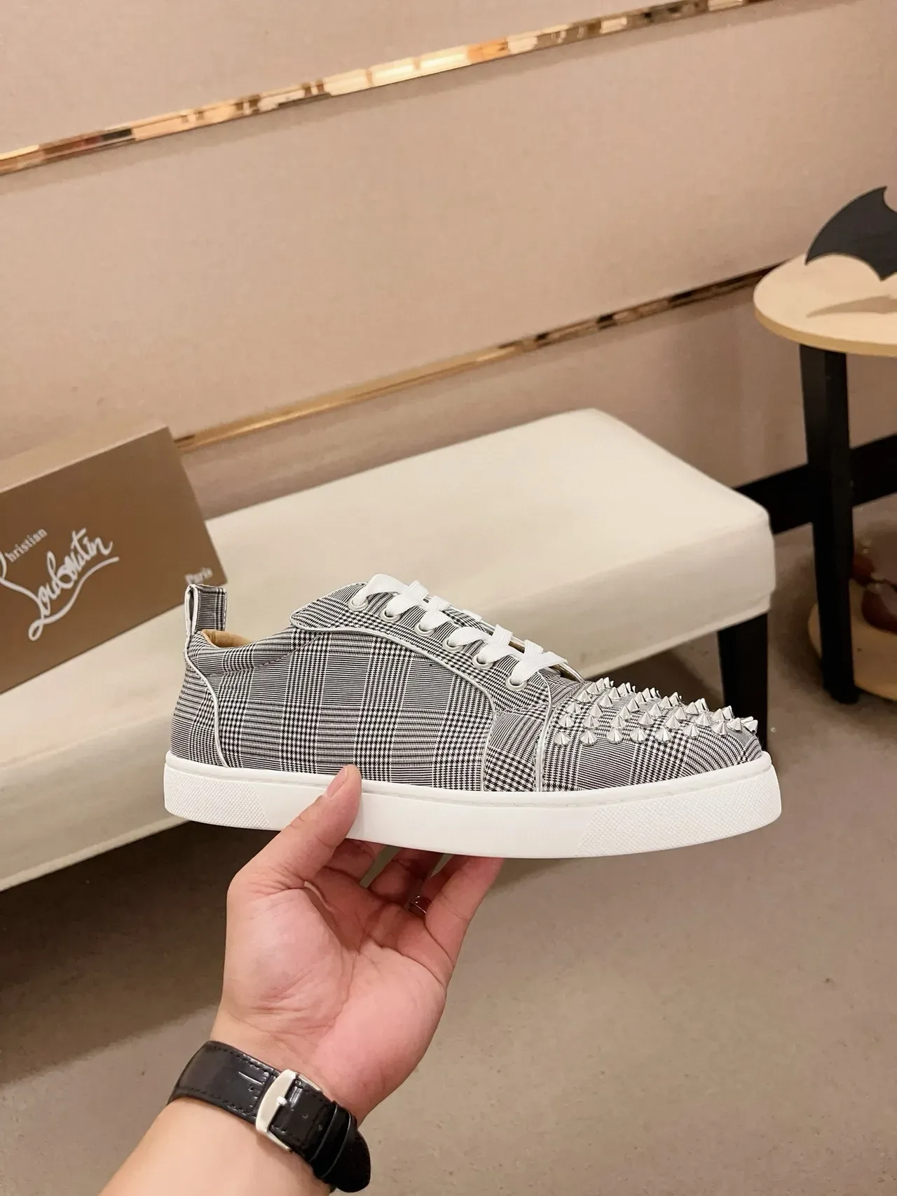 Christian Louboutin Louis Junior Spikes Gris Blanc Carreaux Tige Textile Clous Coniques Argentés À l'orteil Sneakers Lifestyle 4