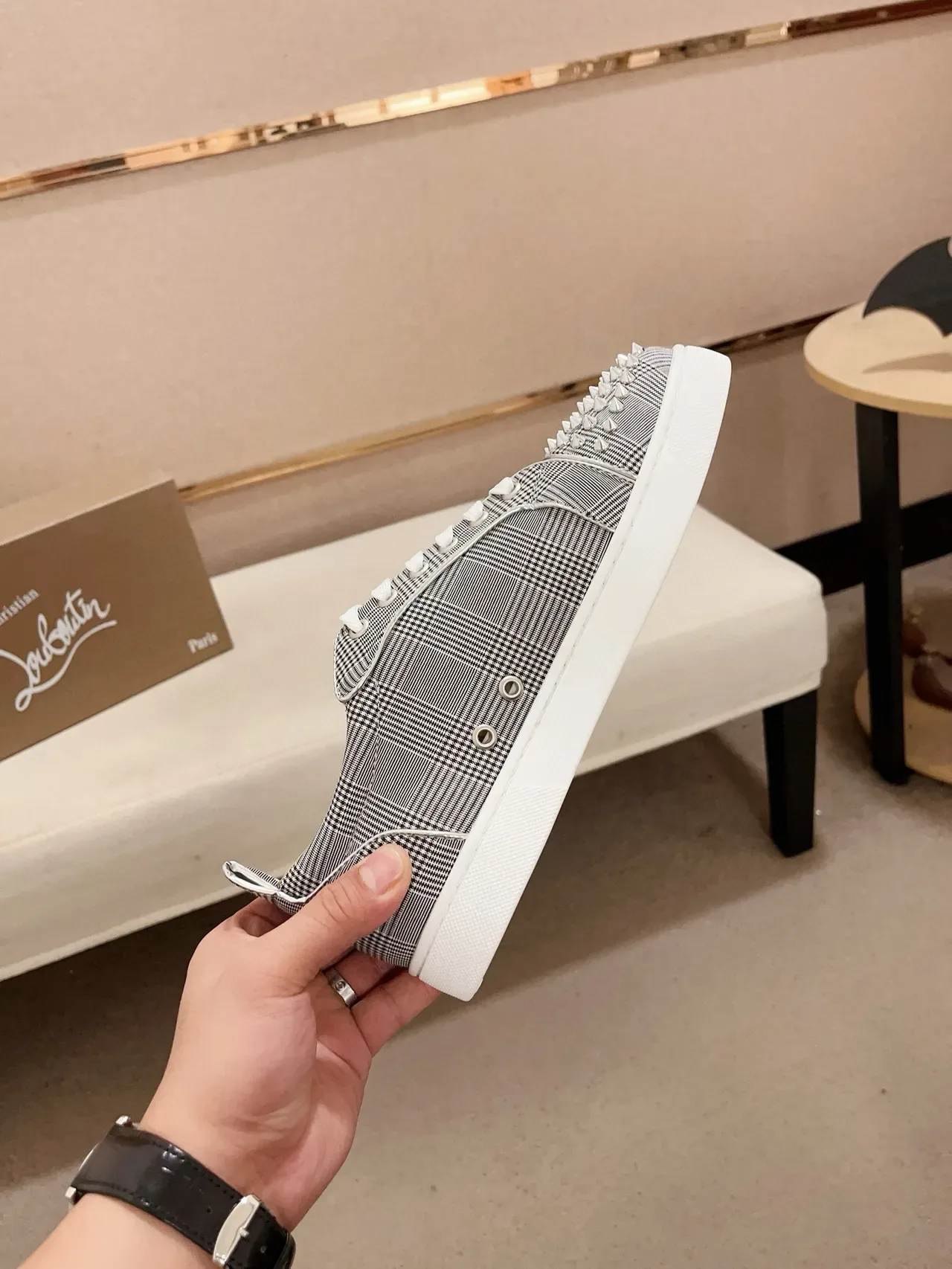Christian Louboutin Louis Junior Spikes Gris Blanc Carreaux Tige Textile Clous Coniques Argentés À l'orteil Sneakers Lifestyle 5