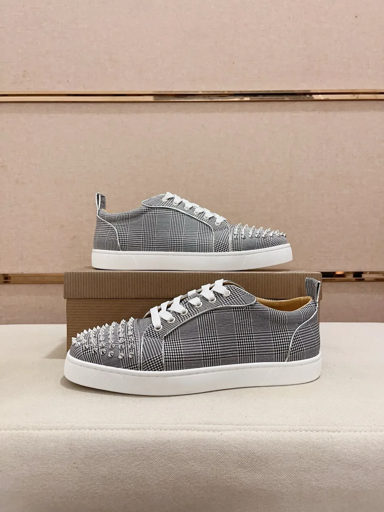 Christian Louboutin Louis Junior Spikes Gris Blanc Carreaux Tige Textile Clous Coniques Argentés À l'orteil Sneakers Lifestyle 7
