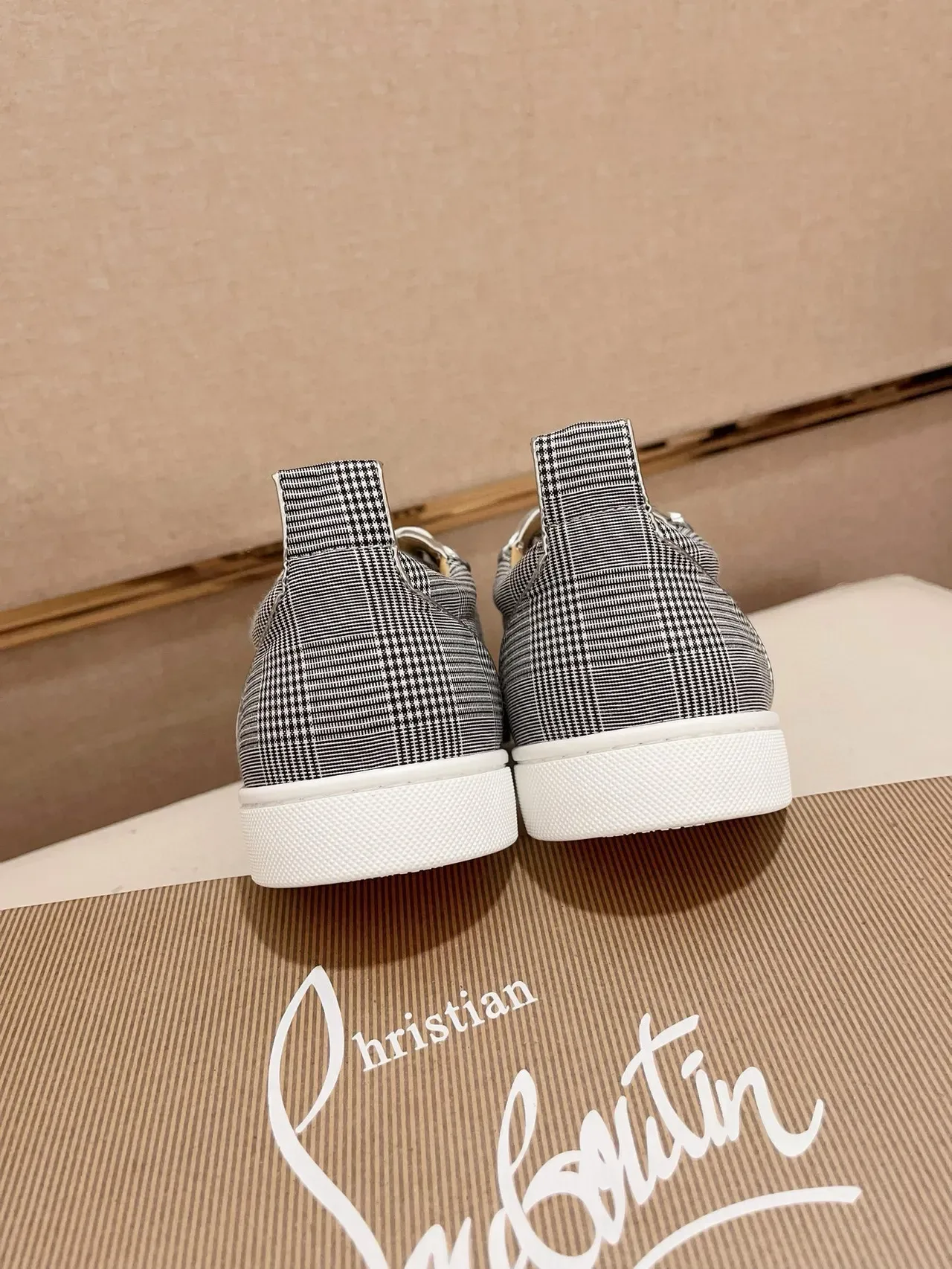 Christian Louboutin Louis Junior Spikes Gris Blanc Carreaux Tige Textile Clous Coniques Argentés À l'orteil Sneakers Lifestyle 8