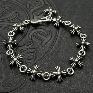 Chrome Hearts सिल्वर ऑक्सीडाइज्ड क्रॉस चार्म ब्रेसलेट